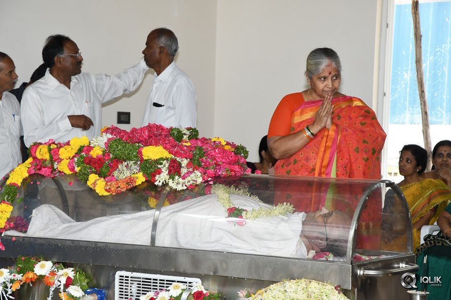 Celebs-Pay-Condolences-to-C-Narayana-Reddy
